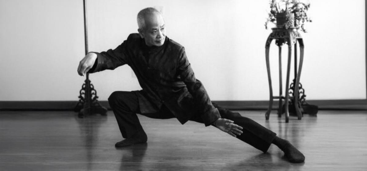 Ming Jie Wu in qigong pose